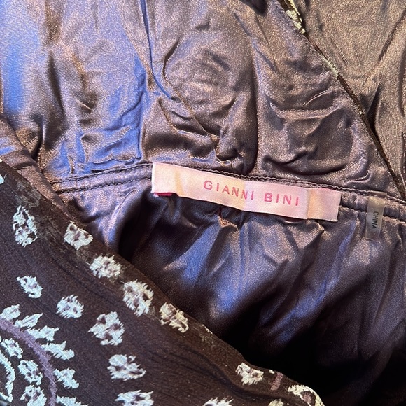 Gianni Bini v-neck Camisole size M, espresso, mauve and cream colored pattern. - Picture 5 of 6